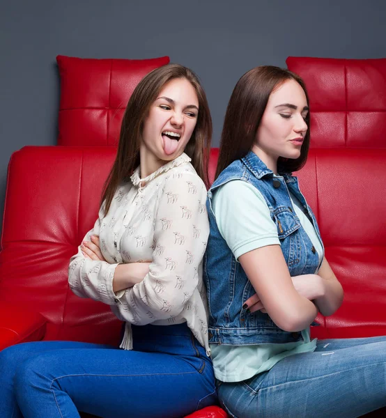Dos mujeres jóvenes peleándose — Foto de Stock