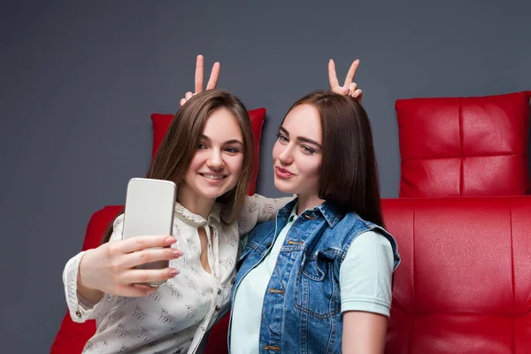 Duas namoradas atraentes fazendo selfie — Fotografia de Stock