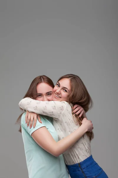 Glückliche Freundinnen umarmen — Stockfoto