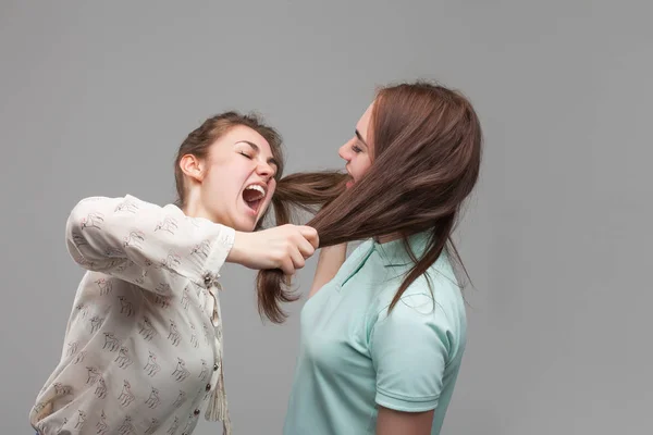 Dos mujeres jóvenes luchando — Foto de Stock