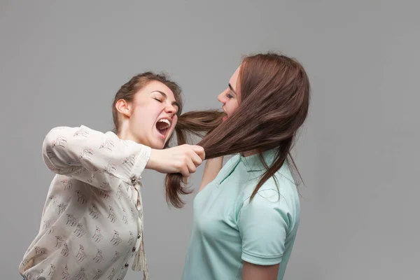 Twee jonge vrouwen vechten — Stockfoto