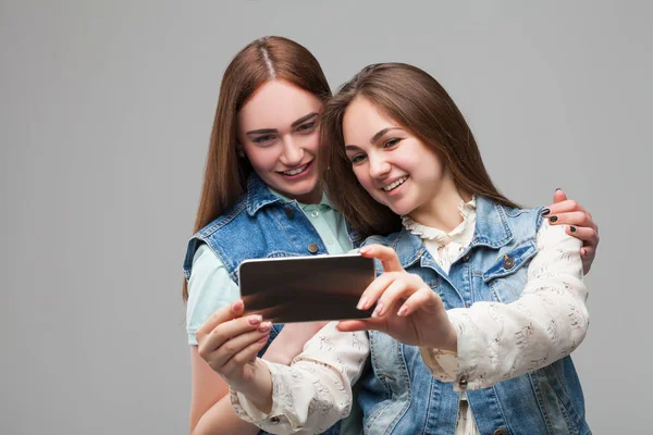 Due fidanzate attraenti fare selfie — Foto Stock