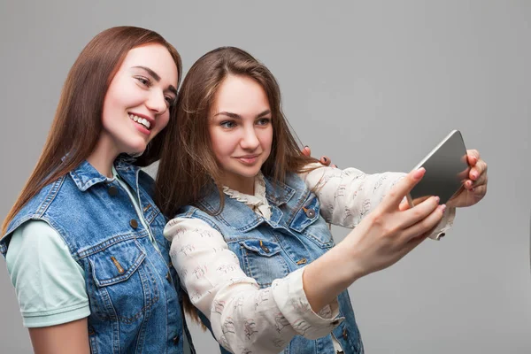 iki çekici kız arkadaşım selfie yapma