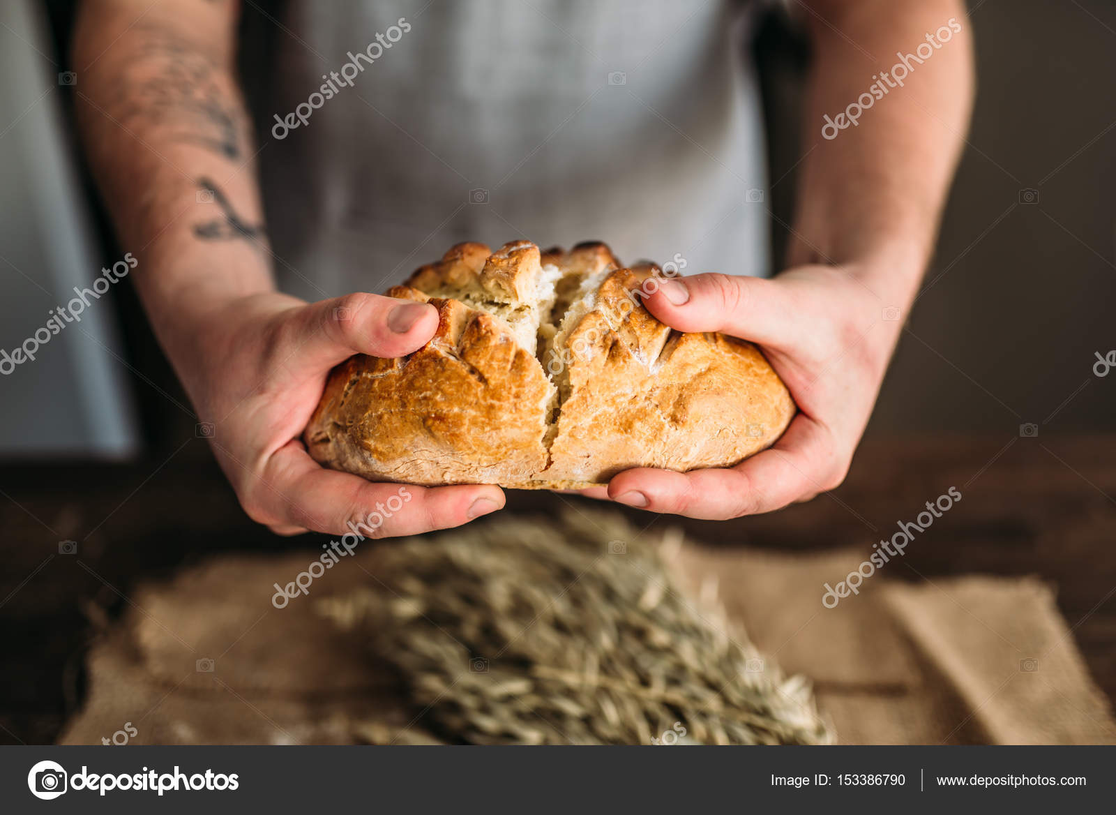 Человек с хлебом в руках. Хлеб прежде всего. Открытки на тему хлеба 70 х гг. Пшеничный хлеб. Лига легенд готовит хлеб.