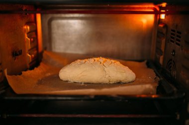 Çiğ ekmek somun ile elektrikli fırın