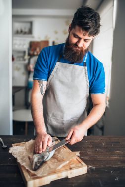 erkek aşçı kadar çiğ balık kesme