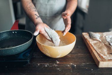 çiğ balık parçası flouring Şef