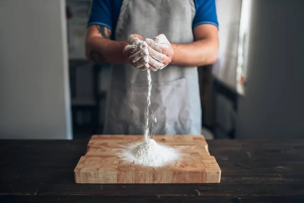 Chef in grembiule con farina in mano — Foto Stock