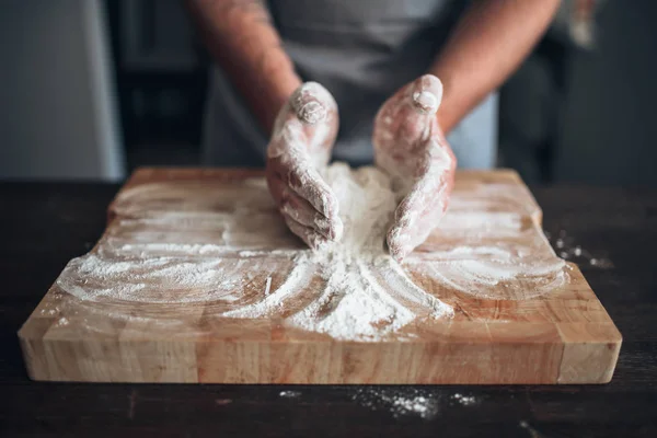 Chef en delantal con harina en las manos — Foto de Stock