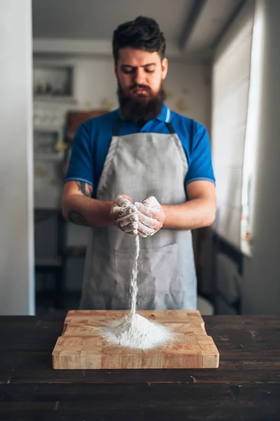 Chef, kötény, liszttel, kezében — Stock Fotó