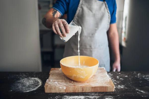 Baker añadir ingredientes al tazón — Foto de Stock