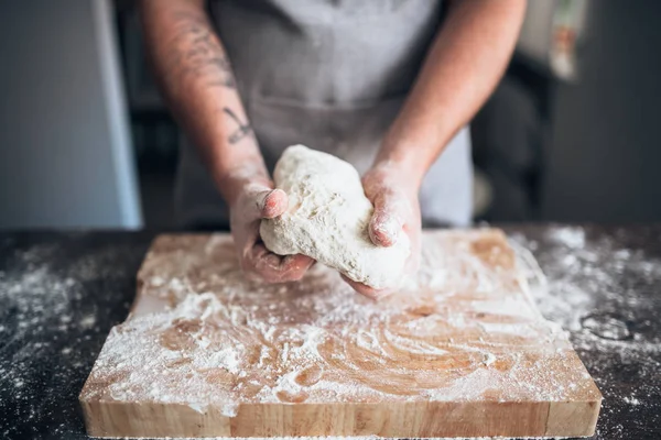 Baker massa de amassar — Fotografia de Stock