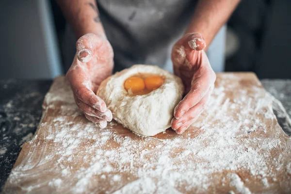 Пекарь смешивает тесто — стоковое фото