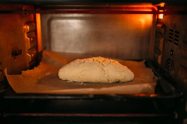Электрическая печь с хлебным хлебом — стоковое фото