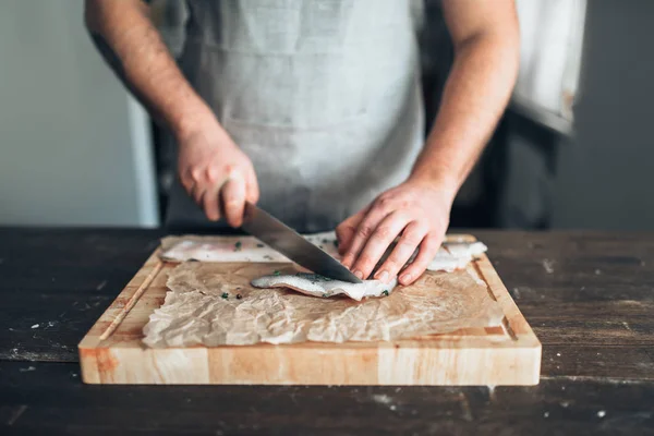 Macho chef rebanando pescado crudo — Foto de Stock
