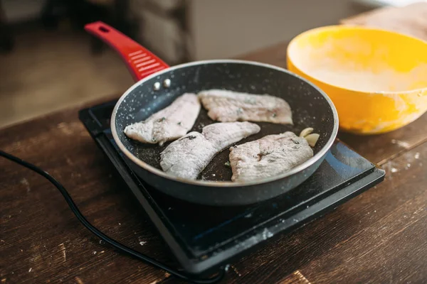 Frigideira com filé de peixe — Fotografia de Stock