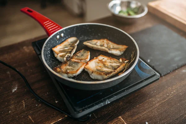 Frying pan with fried fish — Stock Photo, Image