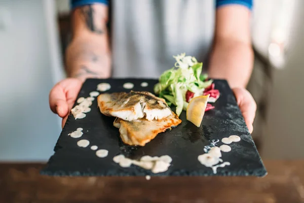 Chef sosteniendo plato de pescado frito — Foto de Stock