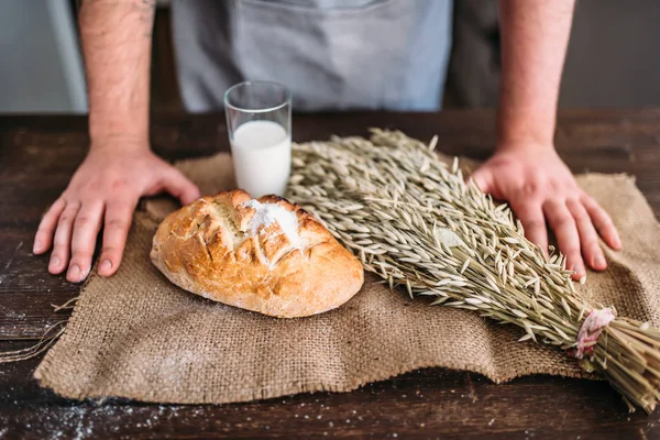 Taze ekmekli fırıncı — Stok fotoğraf