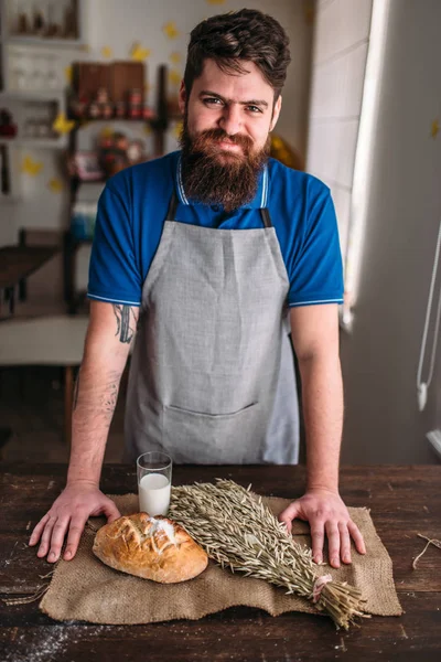 Glücklicher Bäcker mit frischem Brot — Stockfoto