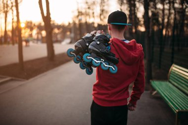 adam tekerlekli paten