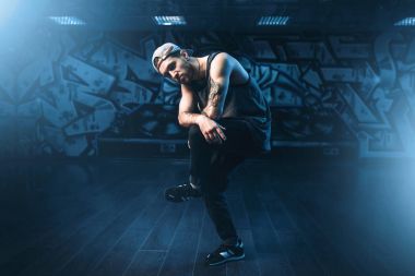 genç erkek hip-hop dansçısı 