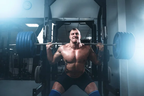 Muskulöser männlicher Sportler — Stockfoto