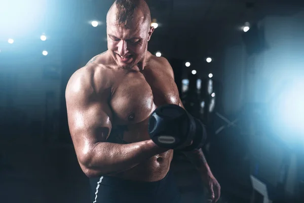 筋肉のオスの運動選手 — ストック写真