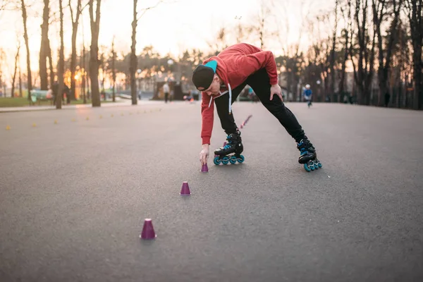 Manliga roller skater — Stockfoto