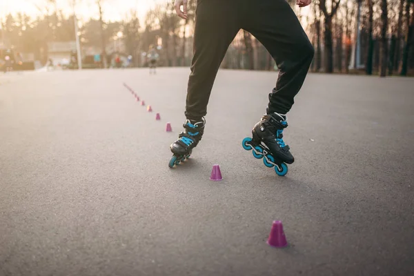 Manliga roller skater — Stockfoto