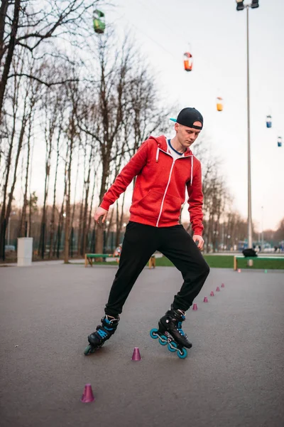 男性のローラー スケート — ストック写真