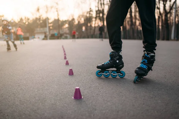 Manliga roller skater — Stockfoto