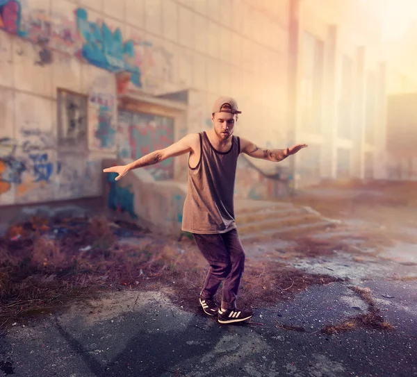 Jovem Dançarino Hip Hop Masculino Realizando Rua Estilo Dança Urbana — Fotografia de Stock