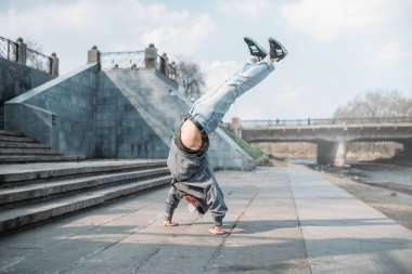 Breakdance performer, sokakta hareket ters. Modern dans stili. Erkek dansçı