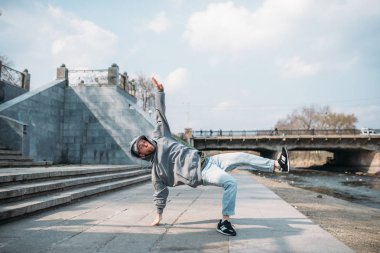 Dans sanatçı, hip hop sokakta dans. Modern dans stili. Erkek dansçı, cityscape arka plan üzerinde