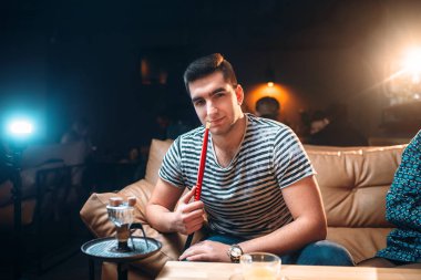 adam sigara nargile