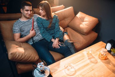 genç bir çift sigara nargile