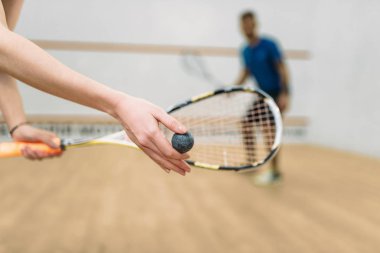 erkek ve kadın squash oynamak 