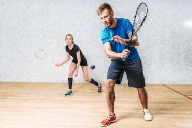 erkek ve kadın squash oynamak 