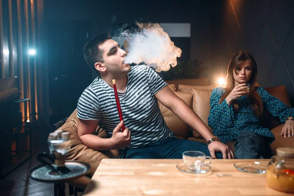 对夫妇吸烟水烟在酒吧 — 图库照片