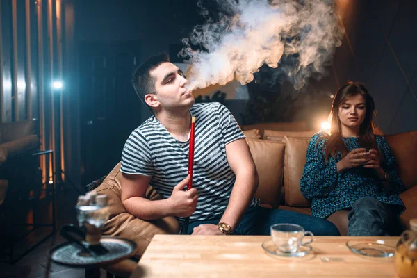 Pareja fumar narguile en bar — Foto de Stock