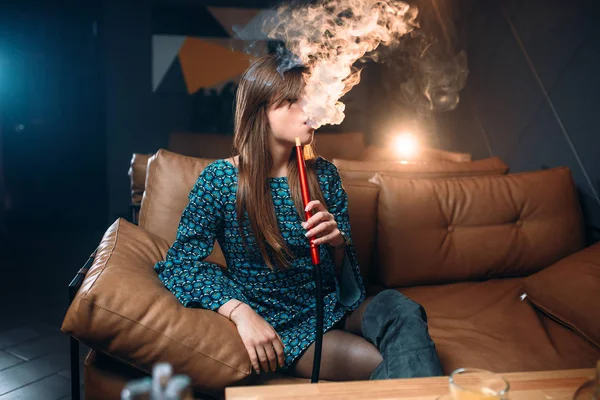 Mujer fumando narguile — Foto de Stock