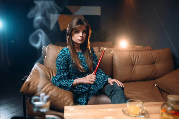 Vrouw roken Shisha — Stockfoto