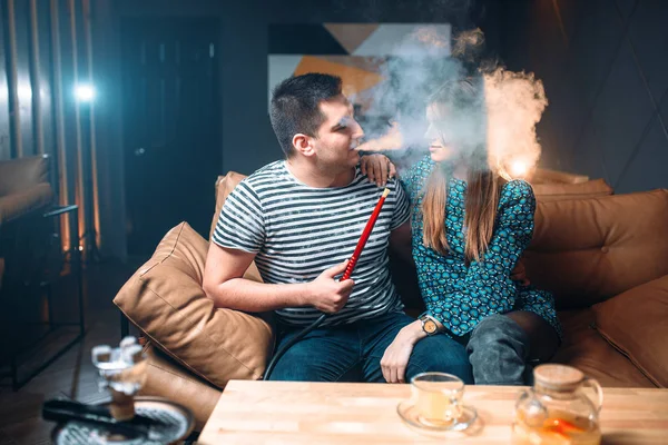 Young couple smoking hookah — Stock Photo, Image
