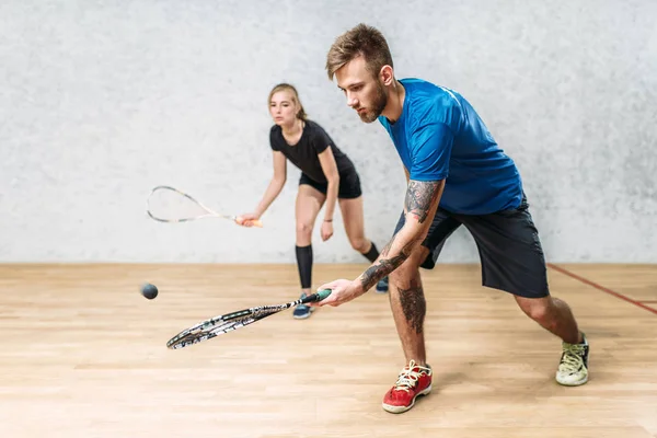 Mężczyzna i kobieta, gra w squasha — Zdjęcie stockowe