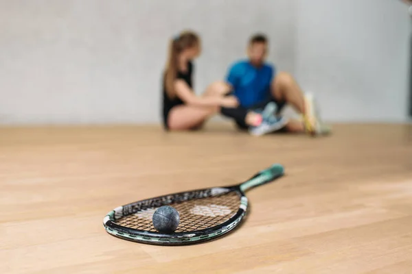 Raqueta de squash con pelota y pareja joven — Foto de Stock
