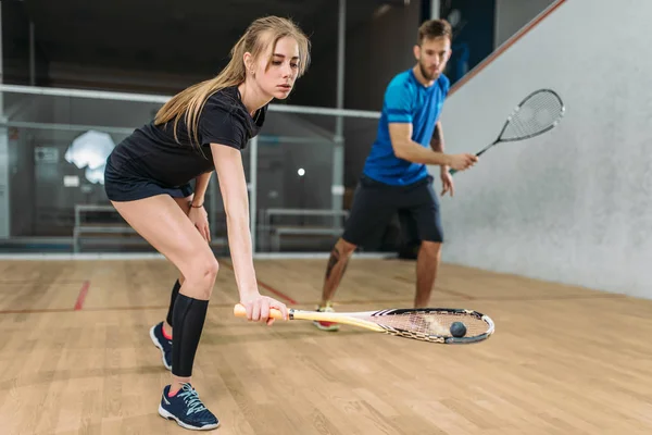 Hombre y mujer jugando squash — Foto de Stock