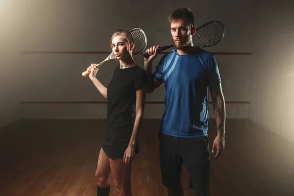 남성과 여성의 스쿼시 선수 라켓 — 스톡 사진