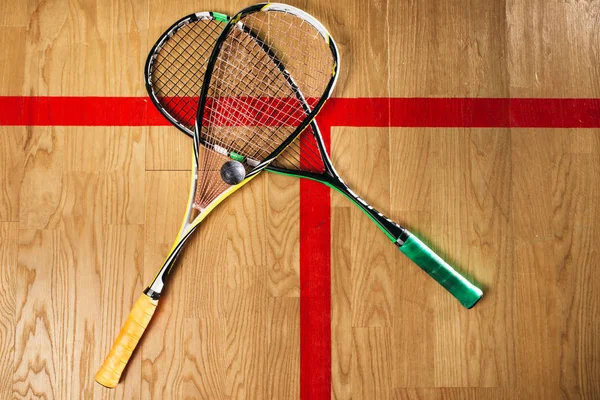Duas raquetes de squash e bola — Fotografia de Stock