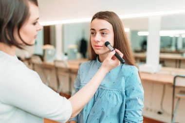 istemci suratla çalışan sanatçı makyaj 